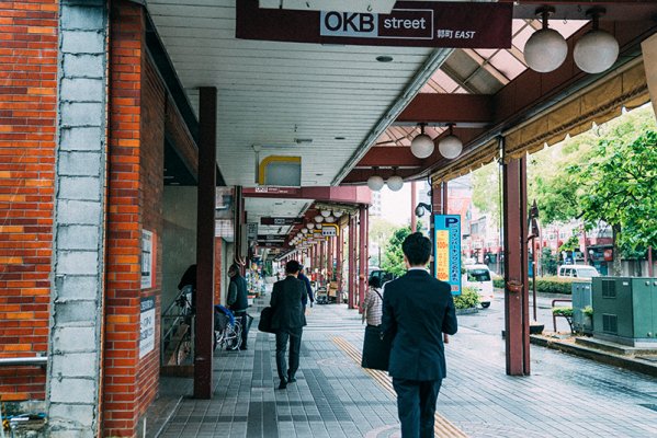 朝の商店街を通って出勤していく